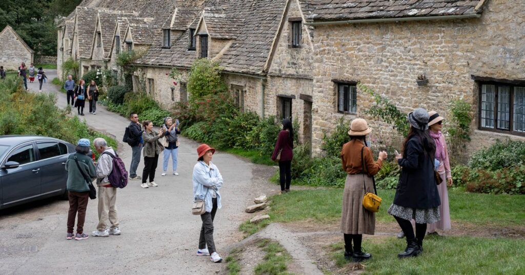 0_Bibury-Cotswold-Village-Tourists.jpg