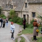 0_Bibury-Cotswold-Village-Tourists.jpg