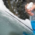 0_Defrosting-the-Windshield-with-an-Anti-Ice-Sprayjp.jpg