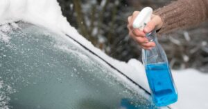 0_Defrosting-the-Windshield-with-an-Anti-Ice-Sprayjp.jpg