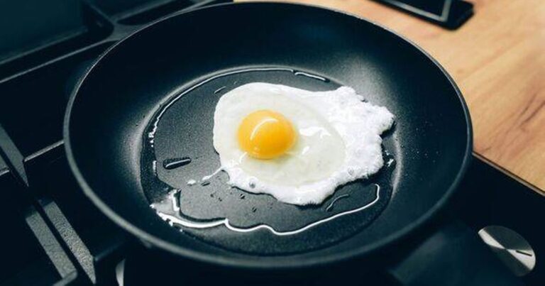 0_Fried-eggs-are-fried-in-a-black-skillet-Fried-eggs-Modern-cuisine-Non-stick-frying-pan.jpg