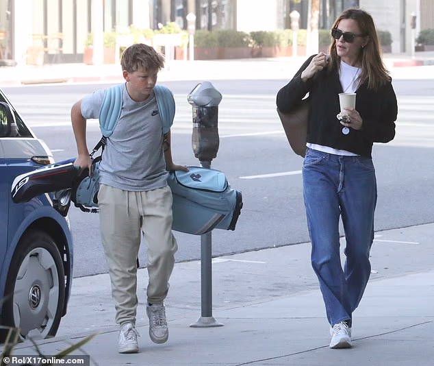 103759547-15278047-Jennifer_Garner_was_spotted_out_and_about_in_Los_Angeles_with_he-m-111_1762814103.avif