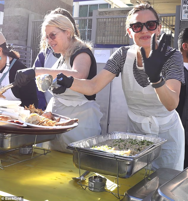 104250897-15333099-Jennifer_Garner_was_solo_when_she_served_food_to_the_homeless_th-m-78_17642779108.avif