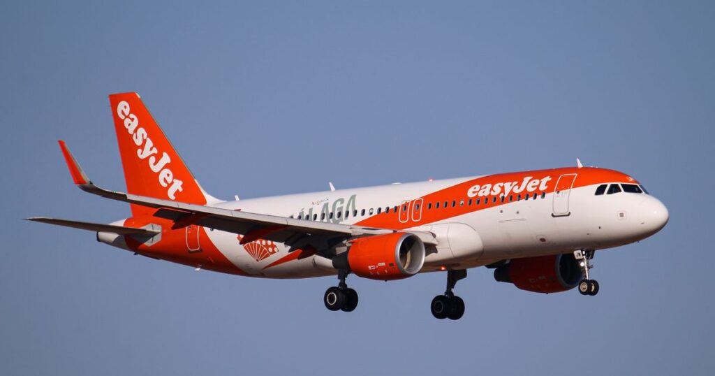1_EasyJet-Airbus-A320-Landing.jpg