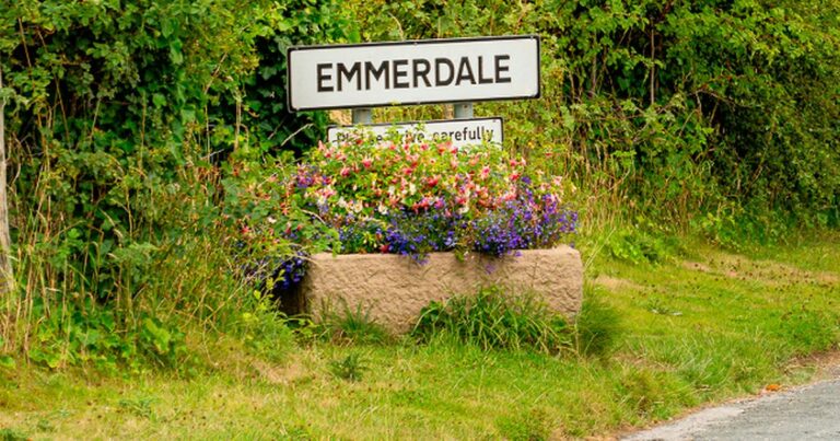 1_Emmerdale_Village_Sign.jpg