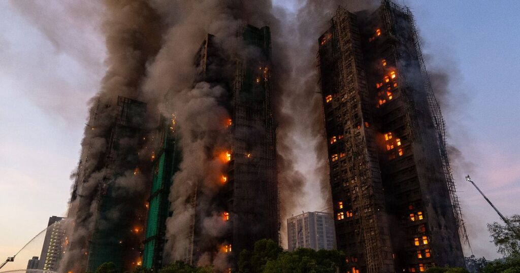 1_Hong-Kong-Fire-25330360663289.jpg