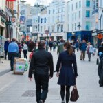 2016-people-shopping-grafton-street-1037644778_576690.jpg