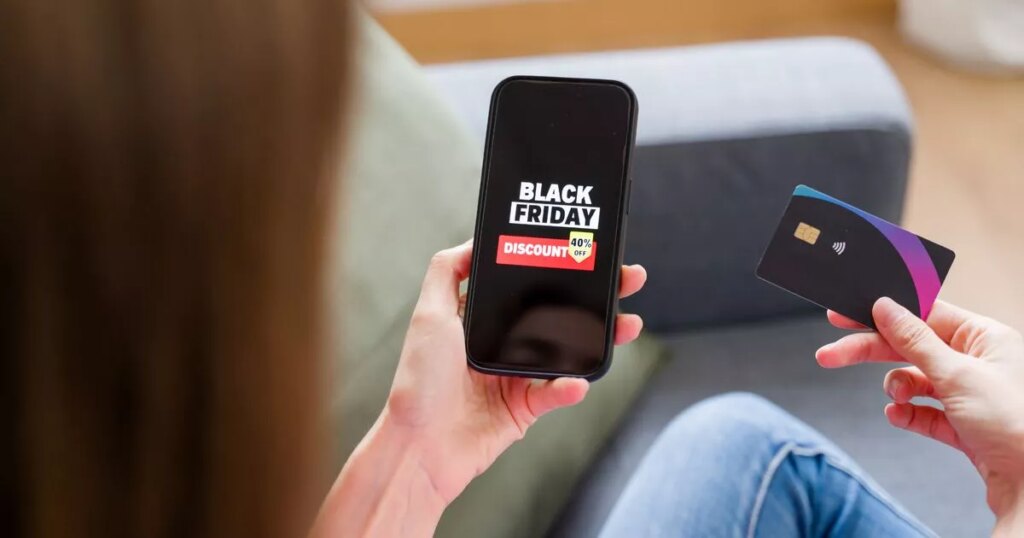 2_Woman-holding-credit-card-and-smartphone-showing-black-friday-discount.jpg