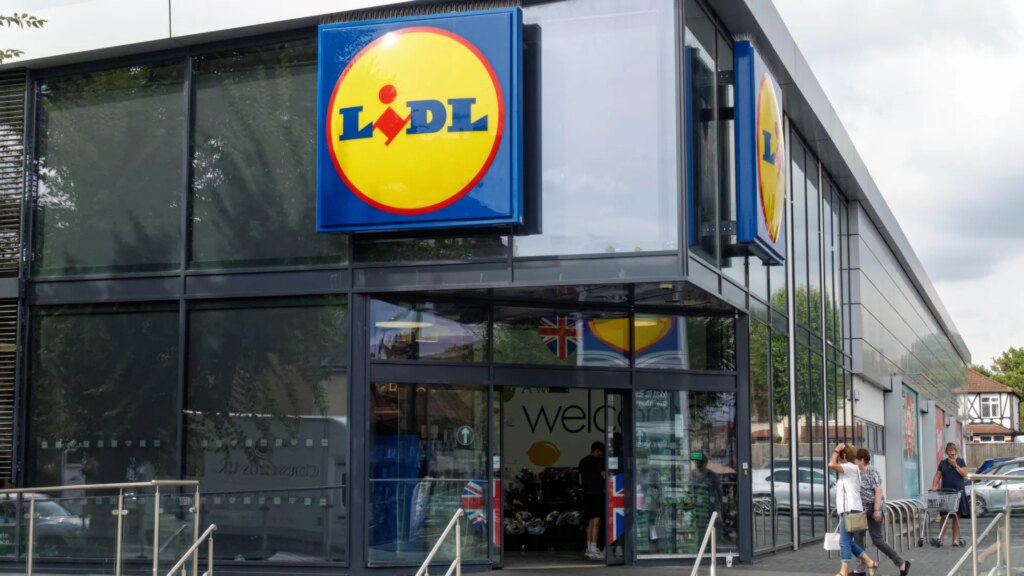 2kb4m4h-lidl-store-london-england-812391210.jpg