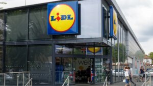2kb4m4h-lidl-store-london-england-812391210.jpg