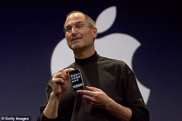 59747841-15332095-Apple_CEO_Steve_Jobs_holds_up_the_new_iPhone_that_was_introduced-a-23_176425856346.avif