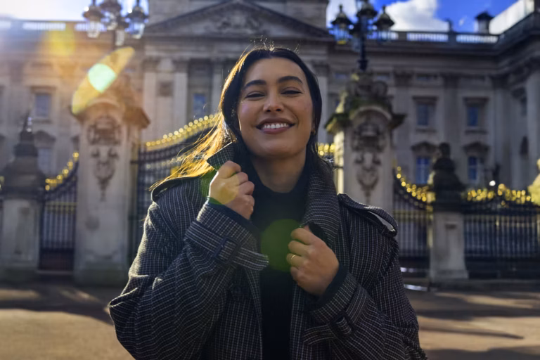 Cutting-the-Curve_Notable-Pictures_Model-Isabella-Moore-at-Buckingham-Palace-11_Photographer-credit.avif