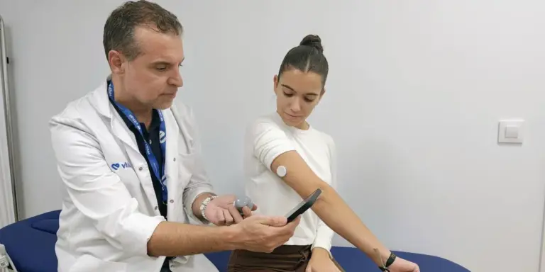 ElDr.MoralesendocrinodeVithasSevillaexponeelusodelsensordediabetesaunapaciente-U00373842318Kqo-1024x.webp