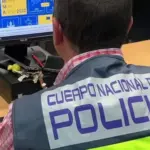 archivo-un-agente-de-la-policia-nacional-en-un-ordenador-investigando-delitos-a-traves-de-internet.j.webp