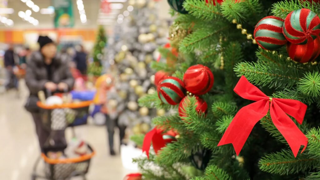 christmas-tree-red-balls-ribbons-1030442387.jpg