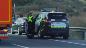coche-guardia-civil-de-trafico-control-carretera.webp.webp