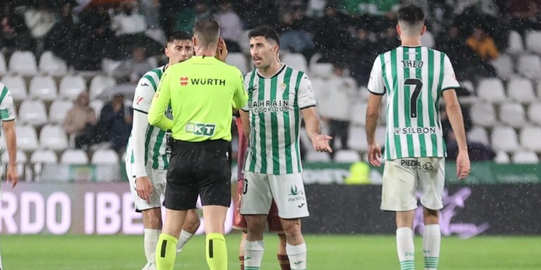 cordobacf-jugadores-arbitro-U08402200342OZo-1024x512@diario_abc.jpg