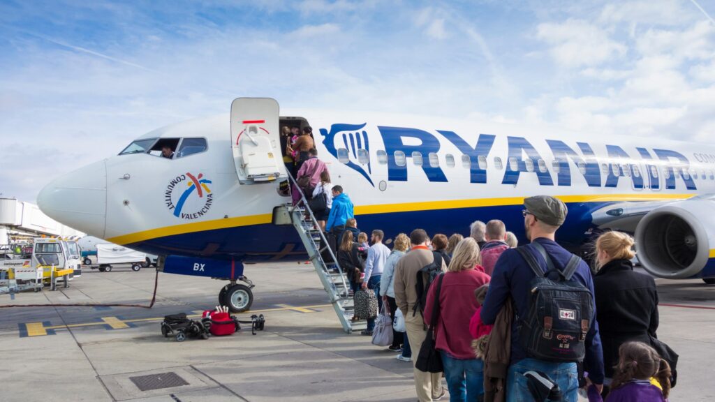 eh840g-passengers-boarding-ryanair-plane-1024073973_262ade.jpg