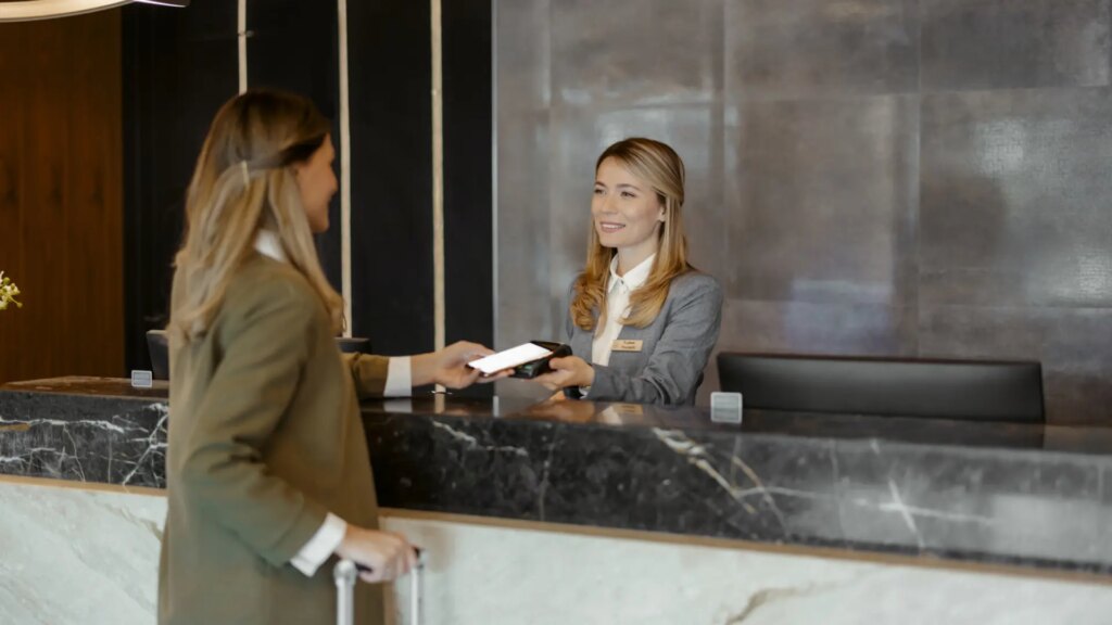 fotografia-recepcion-de-un-hotel.jpeg