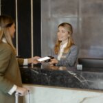 fotografia-recepcion-de-un-hotel.jpeg
