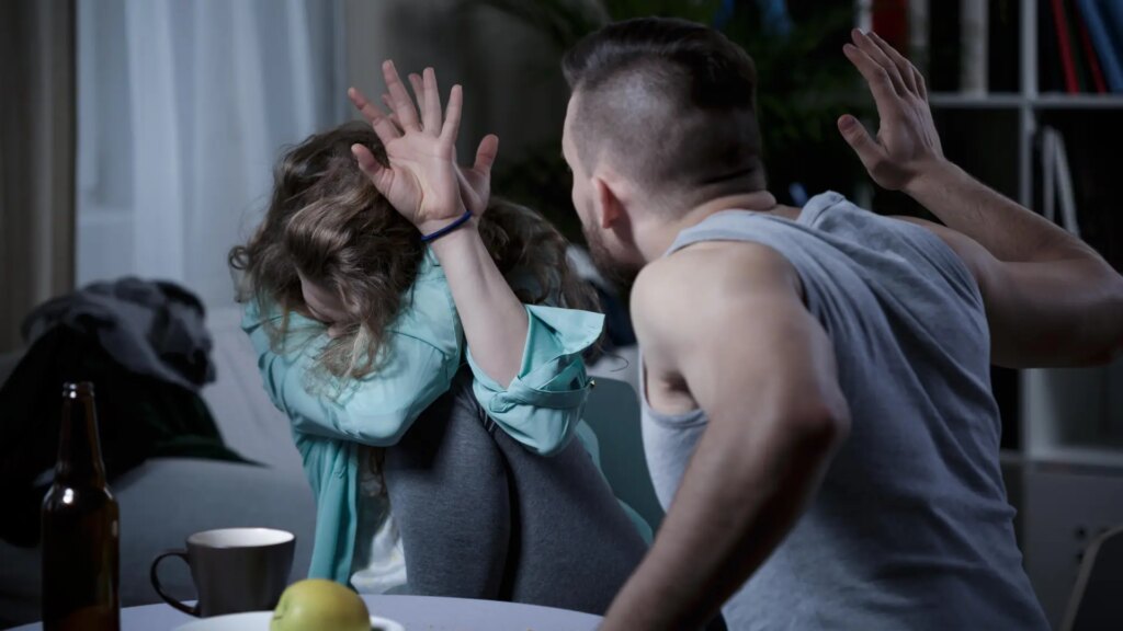 hombre-golpeando-a-su-pareja.r_d.3762-1287.jpeg