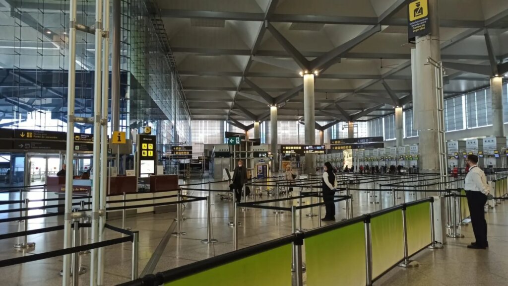 imagen-del-aeropuerto-de-malaga-con-pocos-pasajeros-domingo-22-de-marzo-de-2020.jpeg