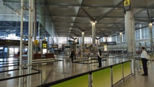imagen-del-aeropuerto-de-malaga-con-pocos-pasajeros-domingo-22-de-marzo-de-2020.jpeg