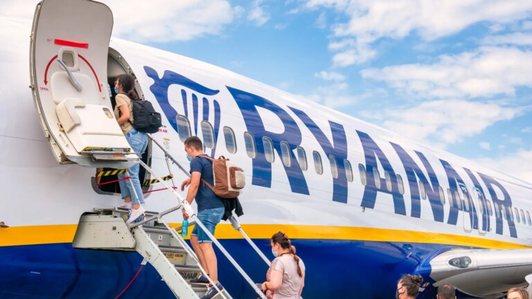 passengers-boarding-ryanair-plane-timioara-1036298726_6e23fe.jpg