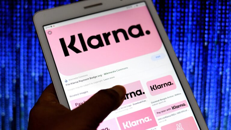 photo-illustration-klarna-logos-seen-742157783.jpg