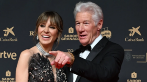 richard-gere-y-su-mujer-alejandra-silva-en-los-premios-goya-2025.png