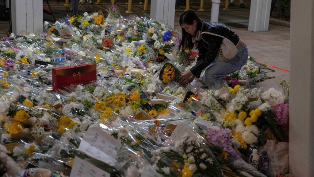 skynews-hong-kong-fire-flowers_7095878.jpg