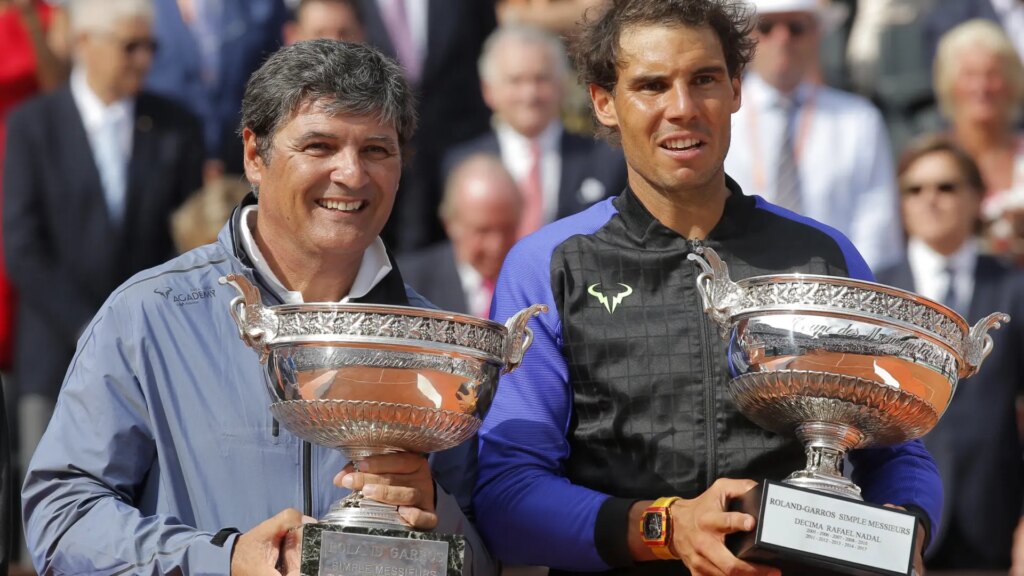 toni-nadal-junto-a-rafa-nadal-en-roland-garros-en-2017.jpeg