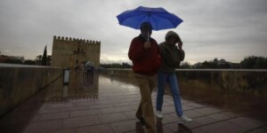 turistas-lluvia-cordoba-kntF-1024x512@diario_abc.jpg