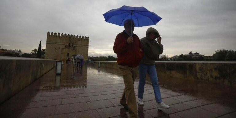 turistas-lluvia-cordoba-kntF-1024x512@diario_abc.jpg