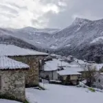 varios-tejados-cubiertos-de-nieve-a-18-de-enero-de-2023-en-san-juan-de-beleno-ponga-asturias-espana.webp