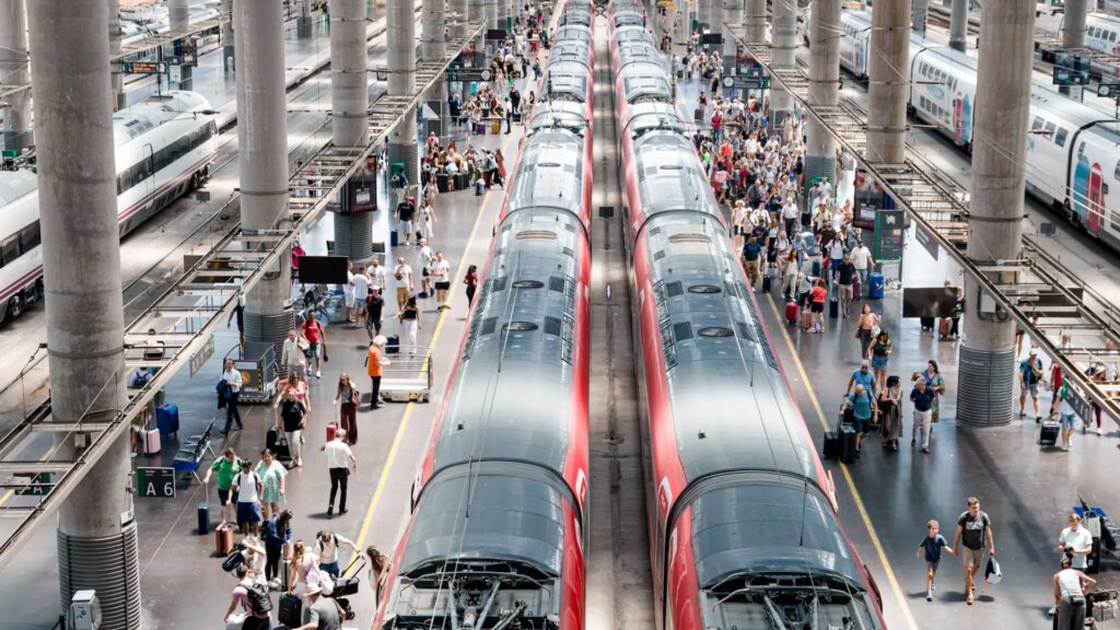 viajeros-andenes-estacion-puerta-atocha-tren.jpeg