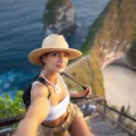 woman-stairs-kelingking-beach-nusa-1040956365.jpg