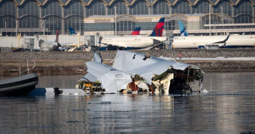 0_American-Airlines-Plane-And-Black-Hawk-Helicopter-Crash-Near-Reagan-National-Airport.jpg