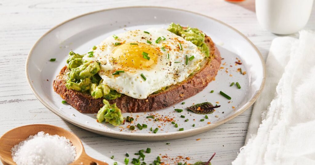 0_Avocado-on-toast-topped-with-egg.jpg