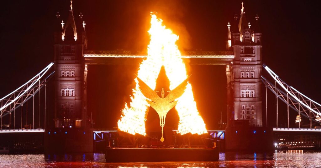 0_Burning-Avatar-sculpture-lights-up-Thames-as-franchise-returns-to-screen.jpg