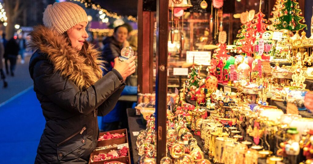0_Choosing-a-gift-at-a-Christmas-market-stall.jpg