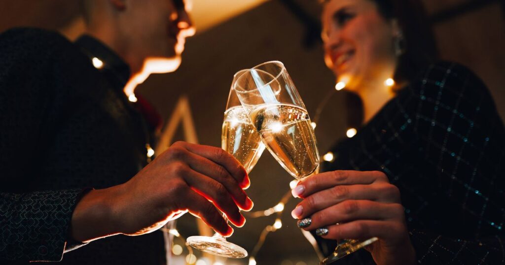 0_Couple-clinking-champagne-flutes-celebrating-new-years-eve.jpg