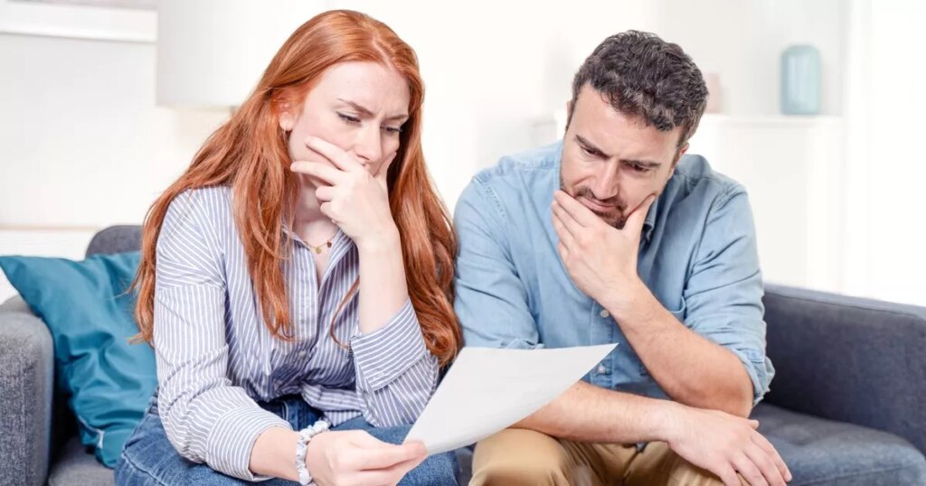 0_Couple-managing-the-debt-unable-to-pay-out-loans.jpg
