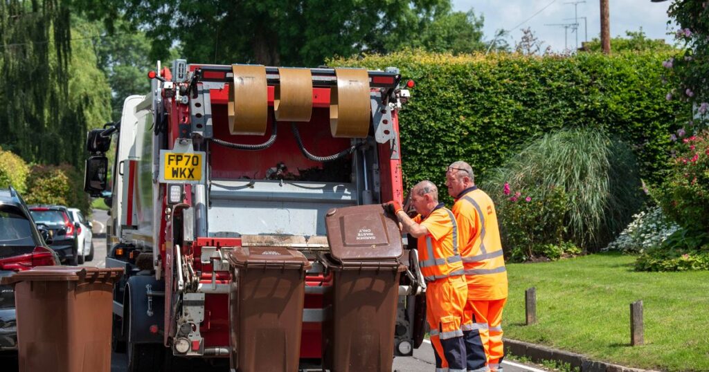 0_Hampshire-England-UK-Council-operatives-collect-garden-waste-which-is-transported-in-the-truck-to.jpeg