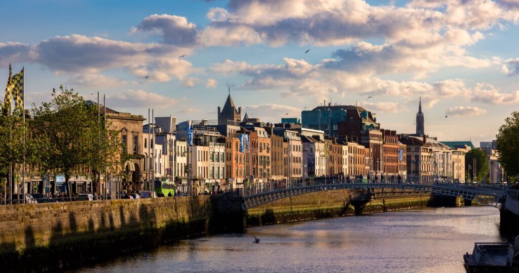 0_Hapenny-Bridge-over-the-River-Liffey-in-Dublin.jpg