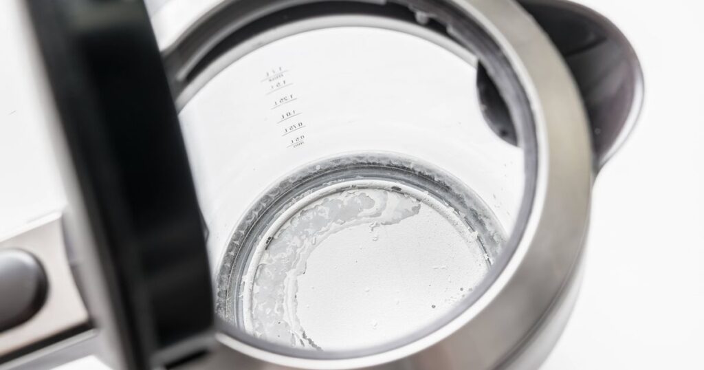 0_Kettle-with-white-limescale-surface-hard-water-concept.jpg