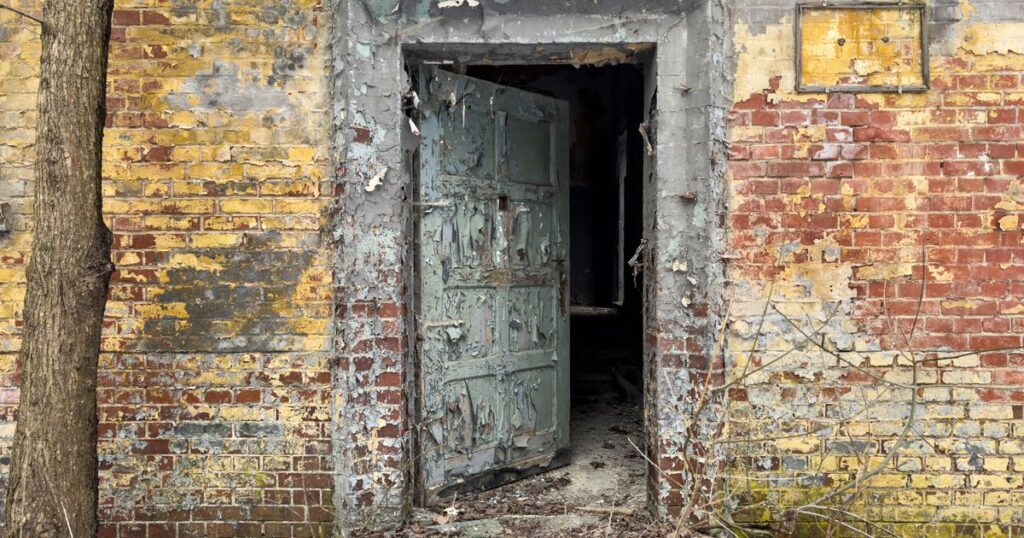 0_Old-door-iat-an-abandoned-building.jpg