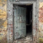 0_Old-door-iat-an-abandoned-building.jpg