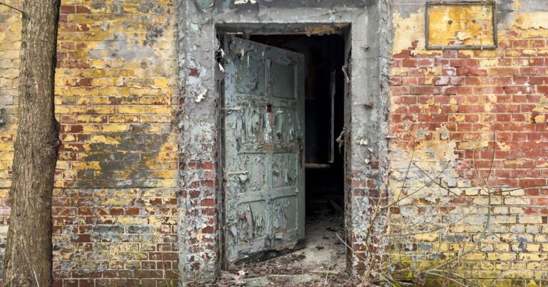 0_Old-door-iat-an-abandoned-building.jpg
