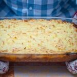 0_Person-holding-a-cottage-pie-with-oven-gloves.jpg